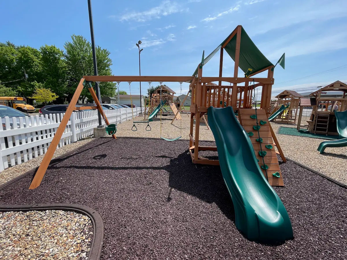 kids-world-play-tundra-outdoor-swing-set