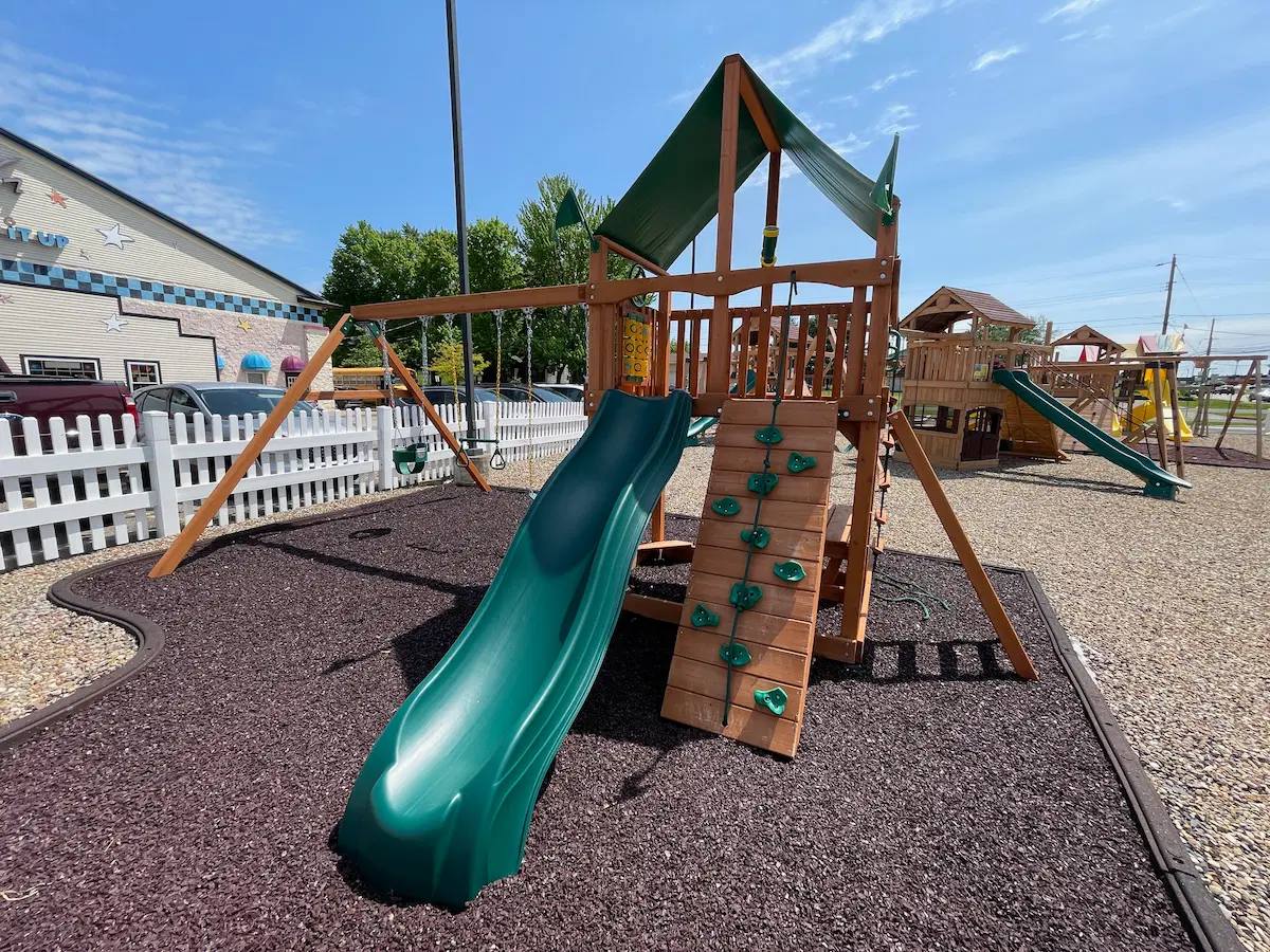 kids world play tundra swing sets